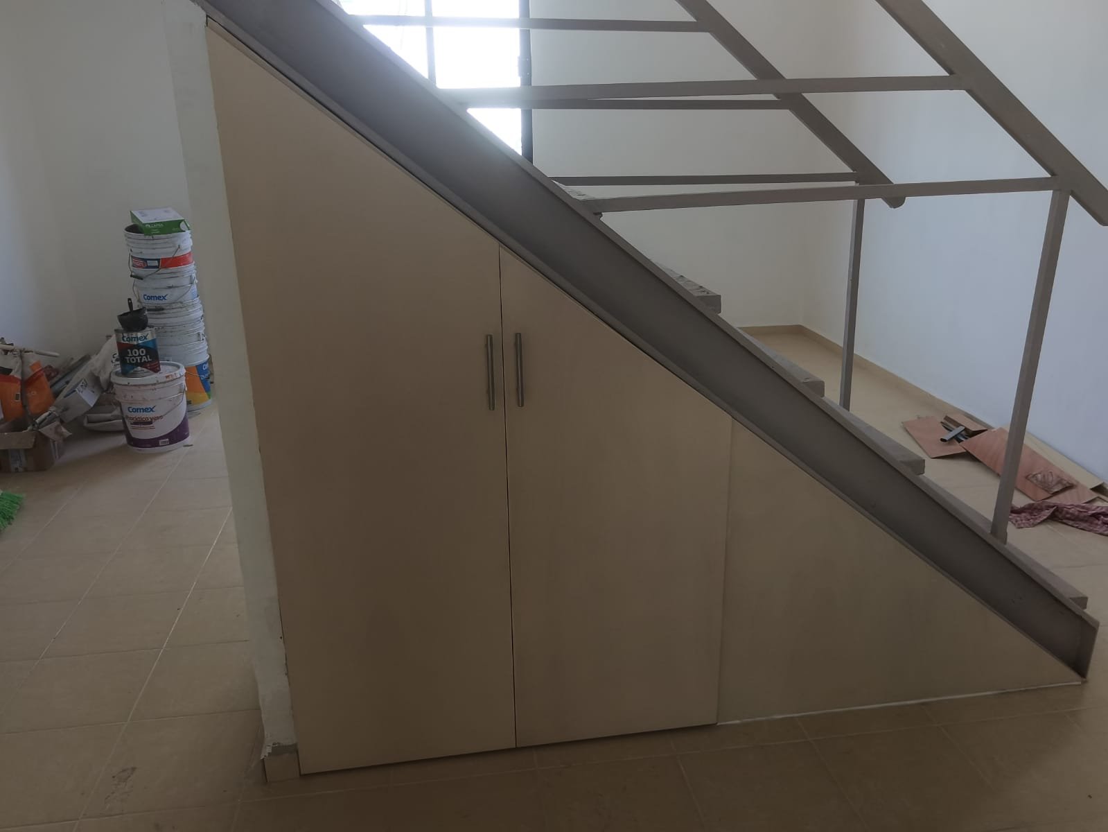 Armario bajo escalera de madera de cerezo a medida